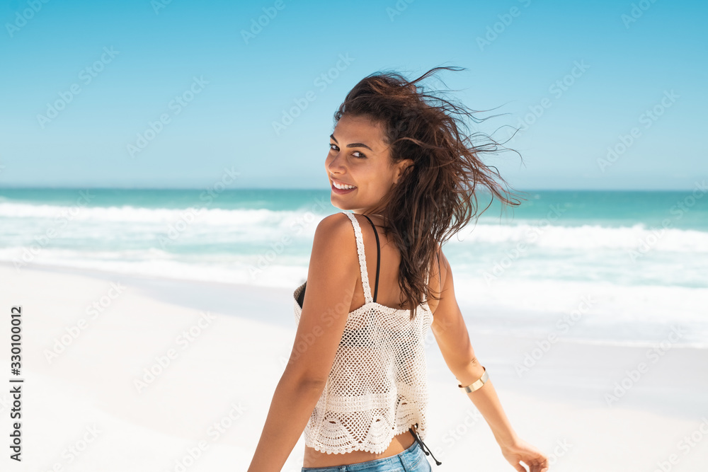 Happy girl running on beach - obrazy, fototapety, plakaty 