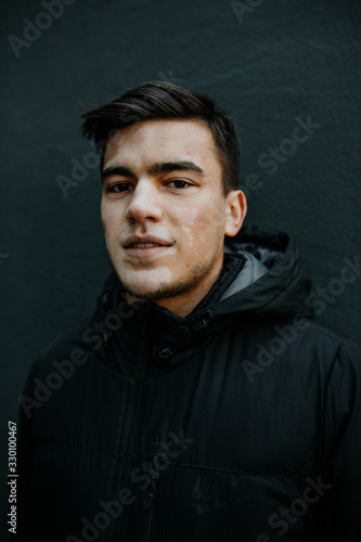 Junger Mann mit Pigmentstörung, Vitiligo im Lifestyle Portrait 