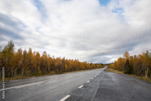 秋の紅葉と青空フィンランドの道路