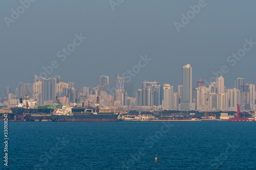 View over the Ocean to the Manamah skyline in Bahrain © Andreas