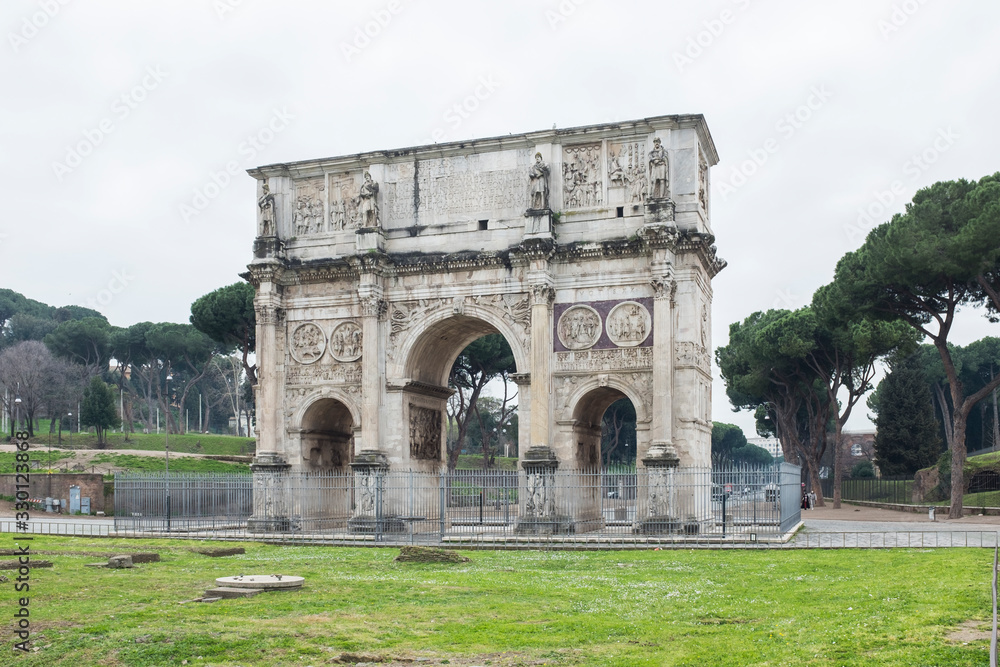 Fori romani senza turisti e persone Fori romani senza turisti e persone