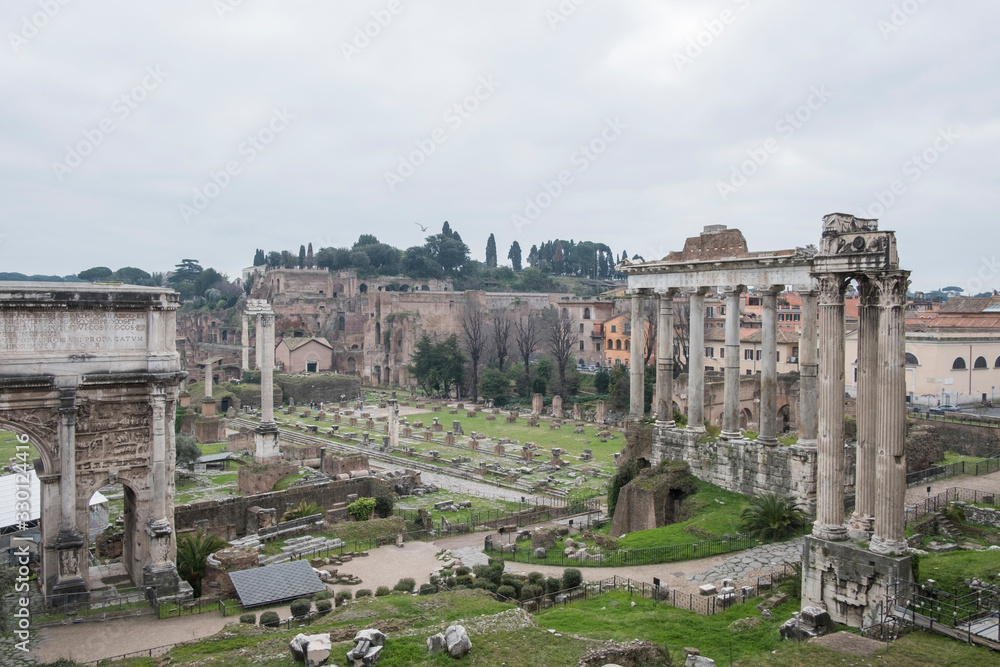 Fori Romani senza turisti e persone