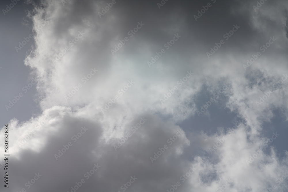 Bedeckter grauer und weißer heller Wolken Himmel Bedeckter grauer und weißer heller Wolken Himmel