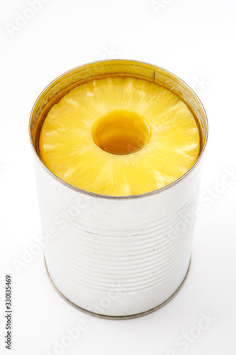 パイナップルの缶詰　白背景