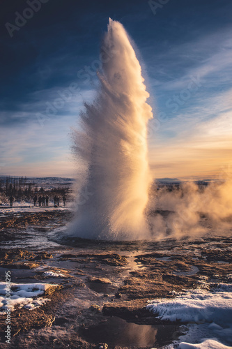 Strokkur in tutto il suo splendore. L' Esplosione del geyser più famoso d'Islanda, situato nell'area geotermica di Geysir.