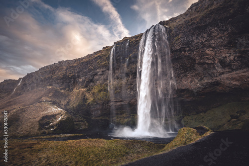 La suggestiva Seljalandsfoss. Una tra le pi   famose cascate islandesi  caratterizzata da un sentiero che consente il transito anche dietro la cascata.