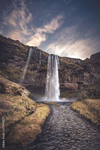 La suggestiva Seljalandsfoss. Una tra le più famose cascate islandesi, caratterizzata da un sentiero che consente il transito anche dietro la cascata.