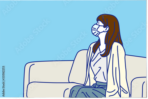 自宅で静養するマスクの女性