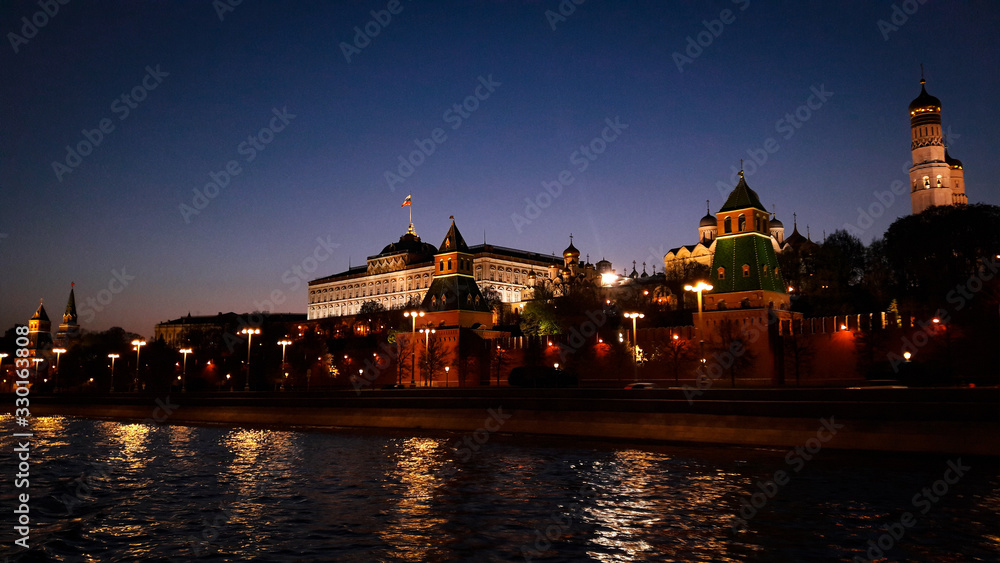 Obraz premium View of night Moscow from the Moscow river.