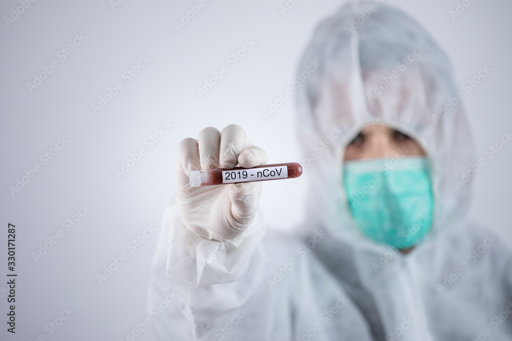 provetta con sangue per test su coronavirus, tenuta in mano da un medico provetta con sangue per test su coronavirus, tenuta in mano da un medico