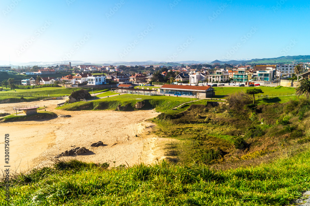Obraz premium Elevated view of coastal town with beach on sunny day, San Juan