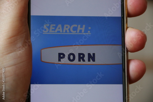 buscando porno online con el telefono movil
