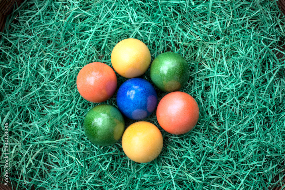 Ostereier und Ostergras Ostereier und Ostergras