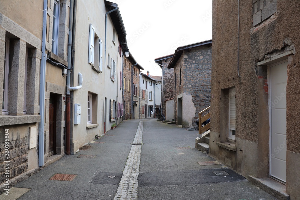 Les maisons typiques de style médiéval de la rue Courbe - Village de Haute Rivoire - Département du Rhône - France