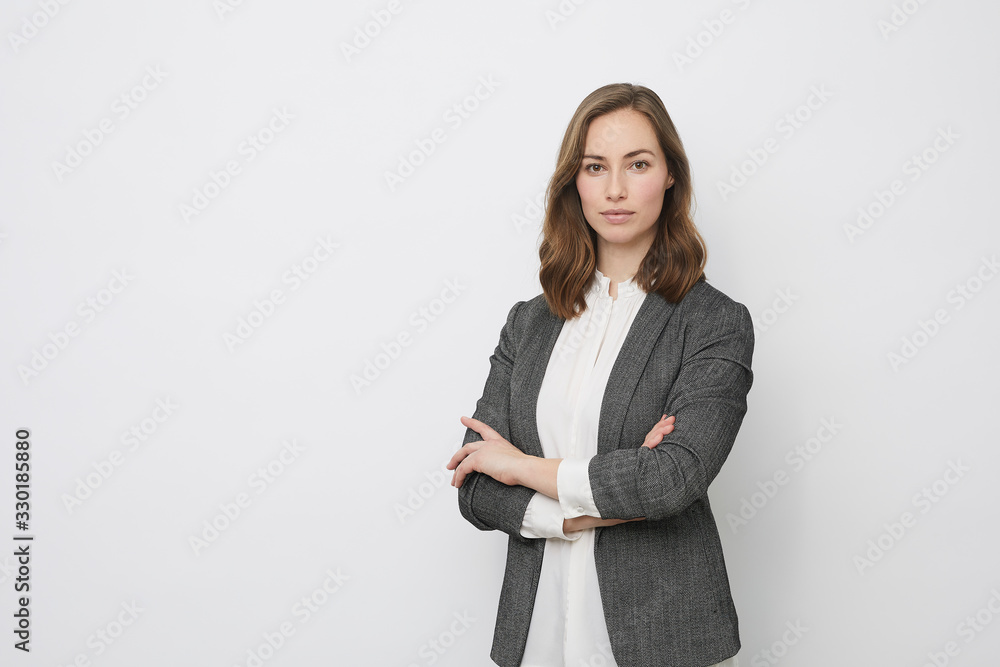 Businesswoman looking confident in the camera - obrazy, fototapety, plakaty 