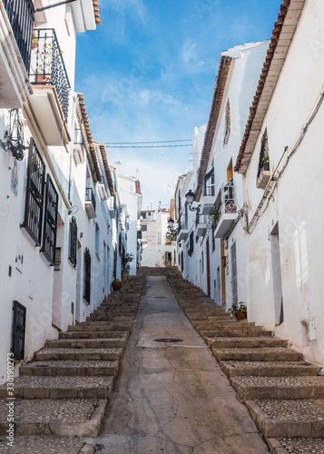 Calle de casas blancas en España