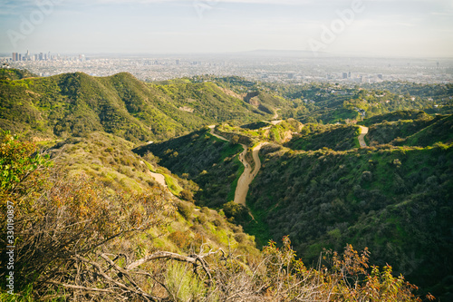 Griffith Park hiking trail and spectacular view of downtown Los Angeles from Hol Fototapet
