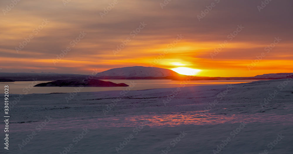Obraz premium sunset over the snowy fields