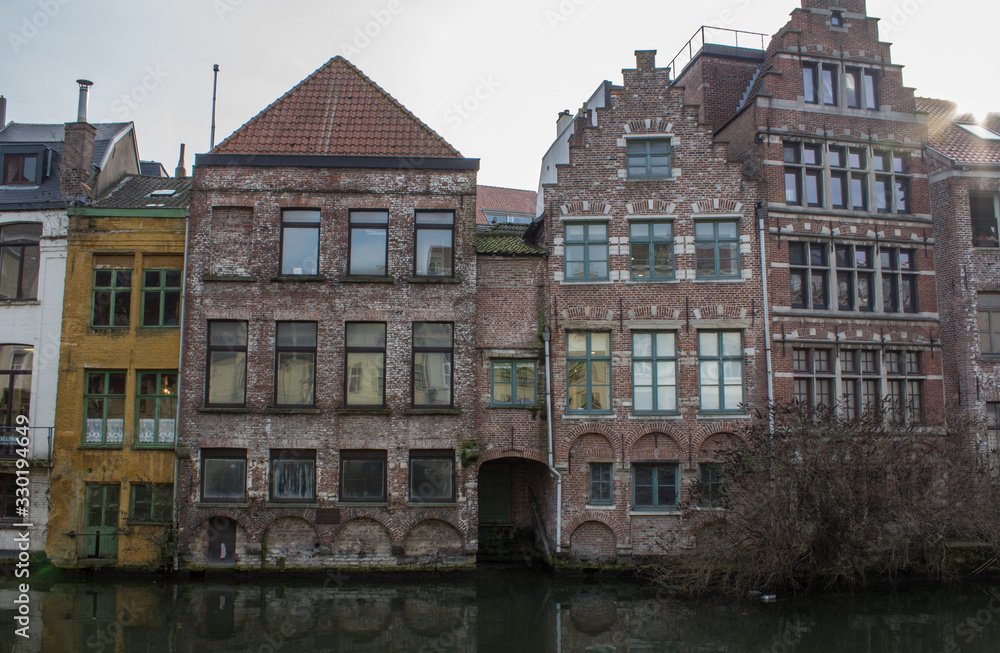 Casas antiguas en un canal