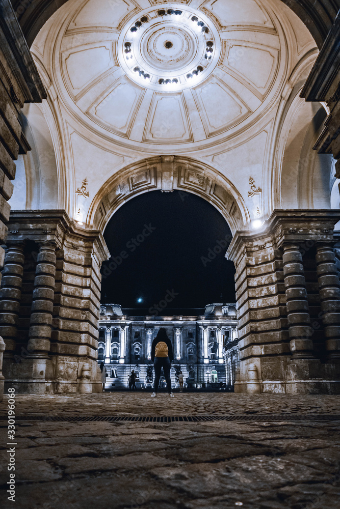 Persona detallando la arquitectura de Budapest de noche 