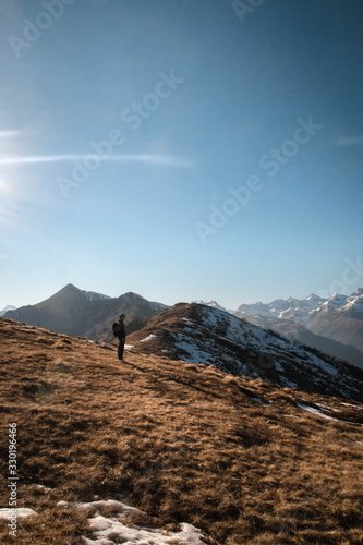 Persona contemplando el paisaje de montañas de los Alpes en el norte de Italia