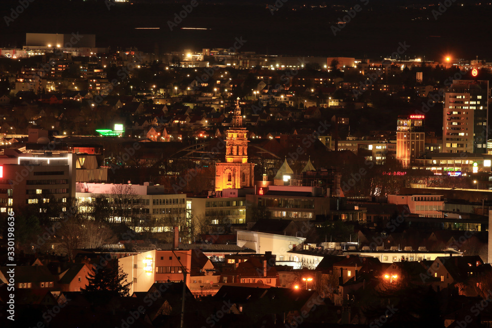 Fototapeta premium Aussicht vom Gaffenberg auf Heilbronn zum Turm der Kilianskirche am Abend