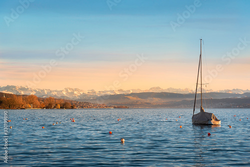 Fototapeta Naklejka Na Ścianę i Meble -  Zurich lake landscape with the swiss Alps at the horizon