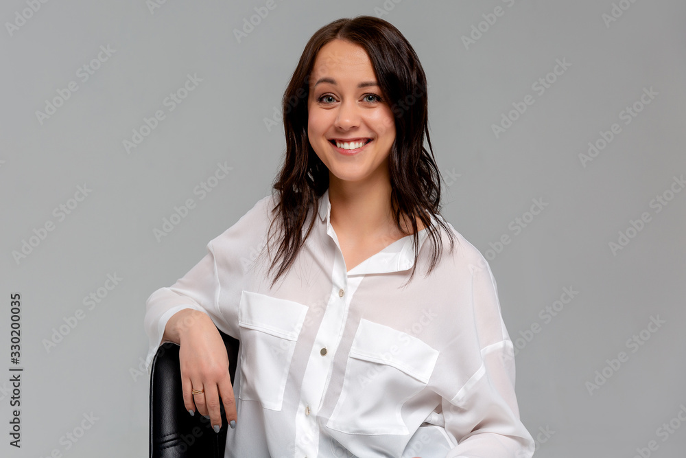 Cheerful young new attractive female employee ready help energized look upbeat confident camera cross arms chest self-assured smiling toothy aim bright successful future, standing gray background Cheerful young new attractive female employee ready help energized look upbeat confident camera cross arms chest self-assured smiling toothy aim bright successful future, standing gray background