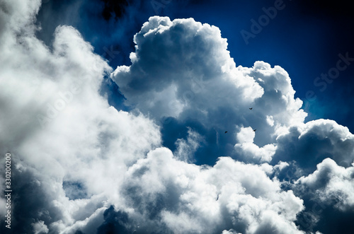 Imagen de nubes (cúmulus) en un cielo diurno 