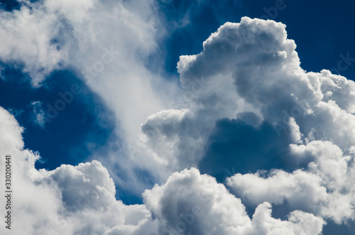 Imagen de nubes (cúmulus) en un cielo diurno 