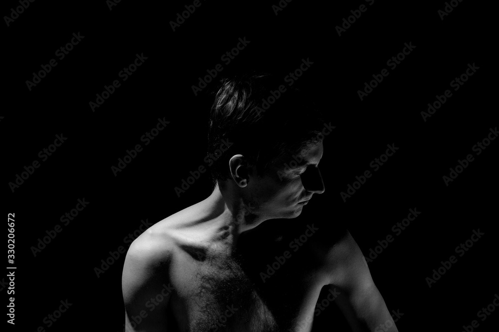 Naklejka premium expressive photo, black and white portrait of a guy, with hard light