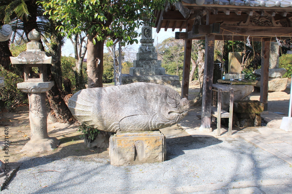 名島神社の亀石像