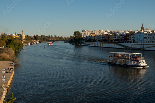 Fotografia Crucero fluvial por el río Guadalquivir en Sevilla, al fondo la torre del oro y