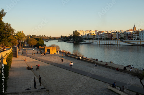 Photos Paseo del río Guadalquivir y barrio sevillano de Triana al atardecer