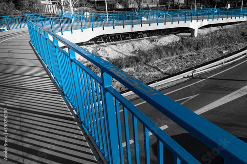 Puente azul sobre autovía