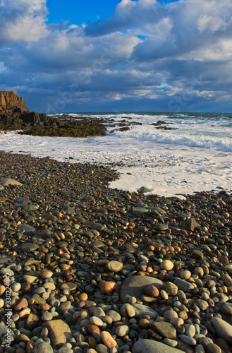 Fototapeta Naklejka Na Ścianę i Meble -  Ocean waves coming to shore on rocky beach