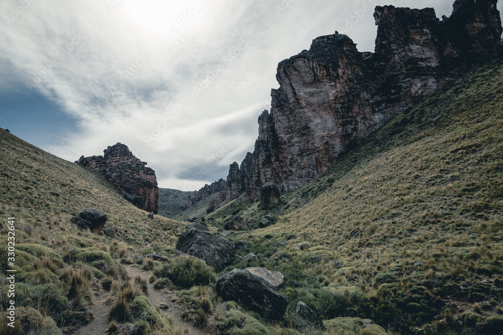 Paisajes con piedras exoticas en un dia nublado