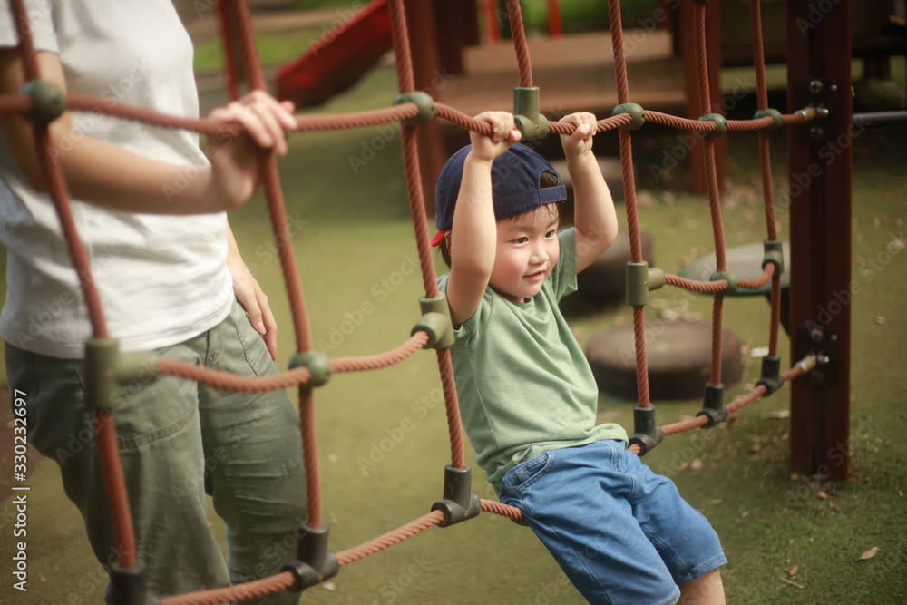 Obraz premium 遊ぶ親子