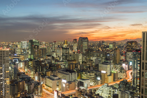 高層ビルから望む都会の夕暮れ © EISAKU SHIRAYAMA