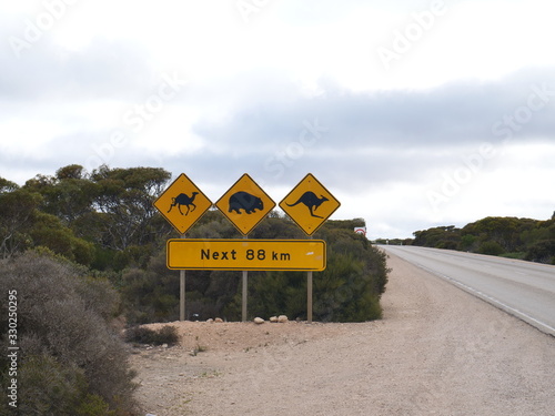Straßenschilder in der Nullarbor Wüste