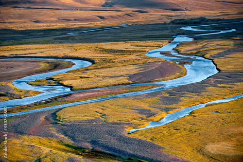 Flußlandschaft in derSteppe der Mongolei, Zentralasien