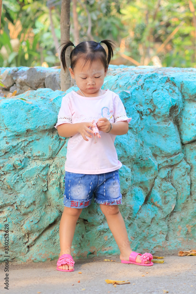 Naklejka premium The face of a small child is smiling happily.