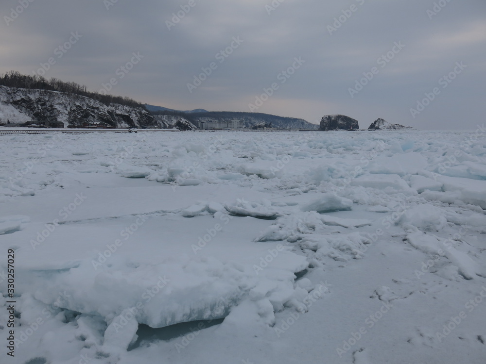 知床の流氷ウォーク参加中に流氷原の上から見たウトロの風景(ウトロ温泉街・ウトロ港・ゴジラ岩・オロンコ岩) 知床の流氷ウォーク参加中に流氷原の上から見たウトロの風景(ウトロ温泉街・ウトロ港・ゴジラ岩・オロンコ岩)