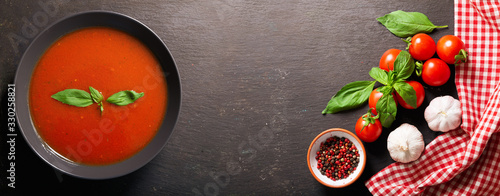 Fotografie bowl of tomato soup with basil, top view