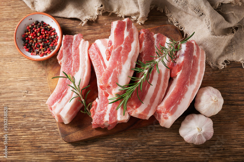 Fotografia fresh pork ribs with rosemary, top view