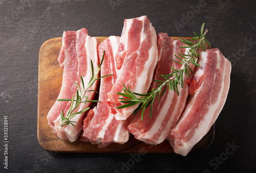 fresh pork ribs with rosemary, top view Fototapet