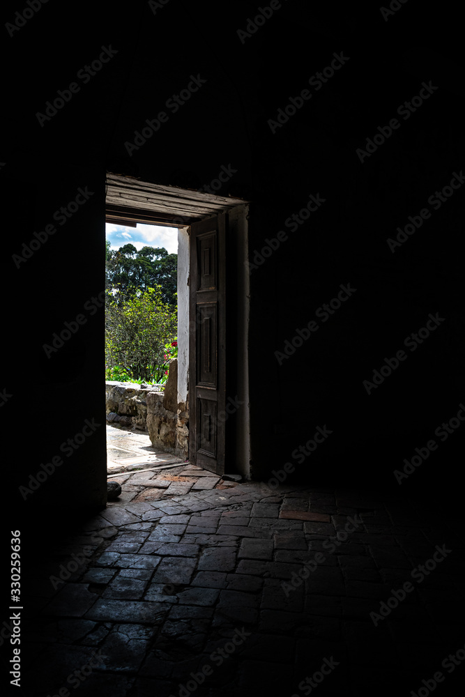 Obraz premium Old door chiaroscuro