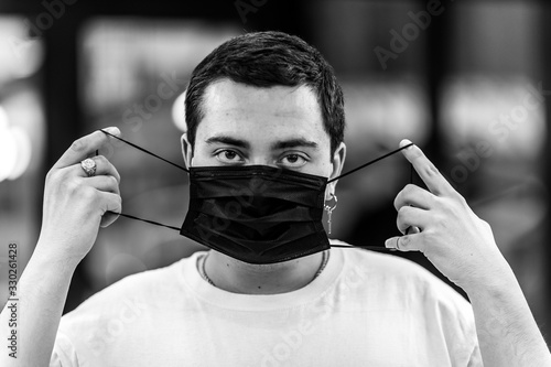 Obraz na plátně Portrait of a man in a mask from a virus.