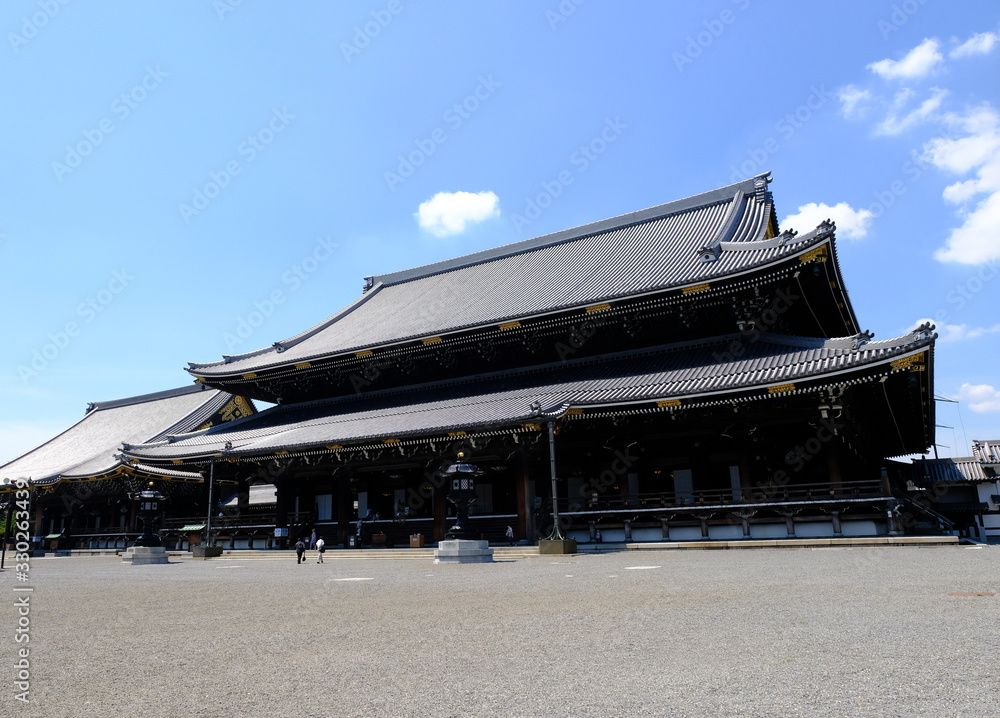 夏の京都　青天の東本願寺の御影堂と阿弥陀堂の風景