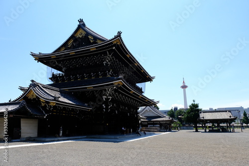夏の京都　青天の東本願寺の御影堂門の風景